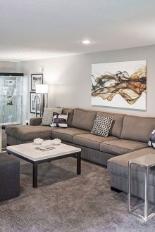 Сив и бял модерен хол