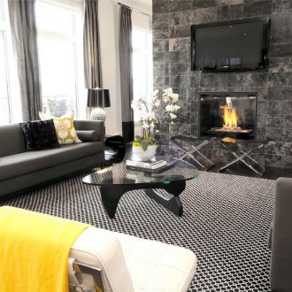 Бели, черни и сиви цветове в хола с камина