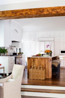 Подиум в хола-кухнята