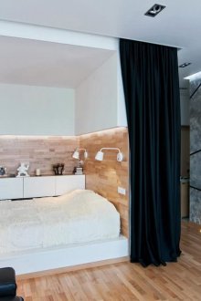 Спалня с висок подиум екран