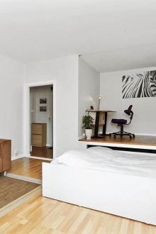 Спалня с бял и кафяв подиум