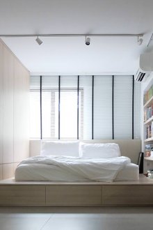 Бяла и бежова спалня с подиум