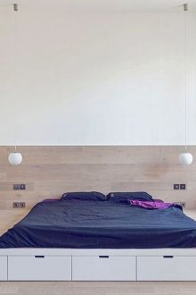 Бяла спалня с подиум