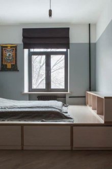 Сива и бяла спалня с подиум