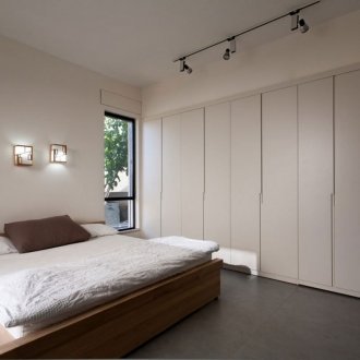 Светла спалня с подиум