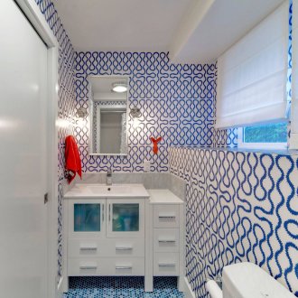 Tuala merah dalam tab mandi putih dan biru