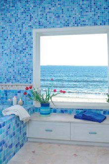 Jubin mosaik biru dan jubin dalam bilik mandi gaya nautika