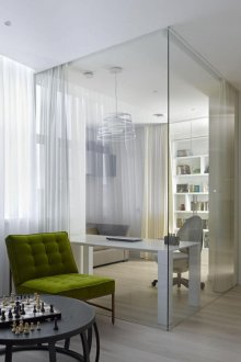 Стъклена преграда в шкафа