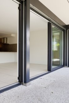 Стъклена преграда към терасата