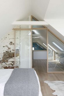 Стъклена преграда с врата към таванската спалня