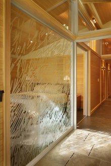 Стъклена преграда към спалнята