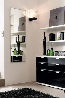 Минималистичен черно-бял коридор