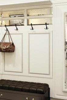 Бежов тапет в черно-бяла всекидневна