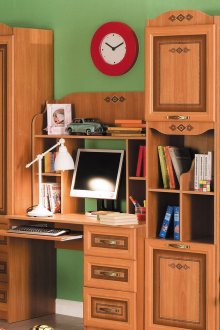 Стена в детската стая от череша