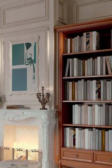 Черешови шкафчета в хола с камина