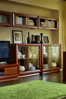 Комплект мебели от вишни в хола-трапезарията