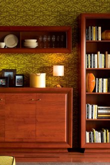 Красива черешова стена в хола