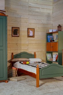 Мебели от зелена и кафява череша в детската стая