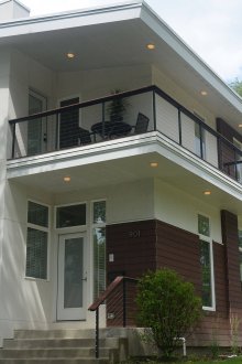 박공 지붕이있는 2 층 집