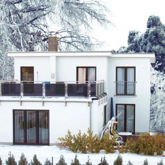 흰색 2층 집의 평평한 지붕