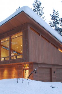 투구 지붕이 있는 작은 집