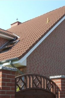 큰 다락방 지붕이 있는 벽돌집