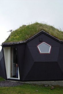 이끼로 덮인 돔 지붕이 있는 작은 집