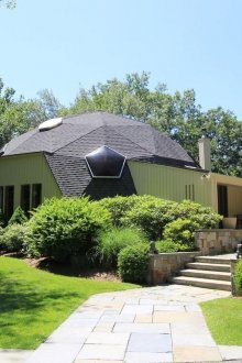 돔형 지붕이 있는 현대적인 집