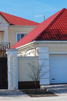 빨간 금속 지붕