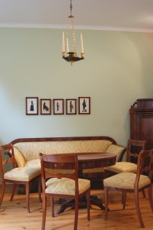 Антични мебели от вишни в хола