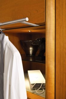 Гардероб в спалнята, изработен от череша