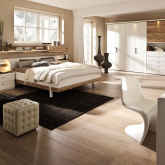 Мебели от бяла и кафява череша в спалнята