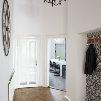 Черен полилей и черно-бяла стена в коридора