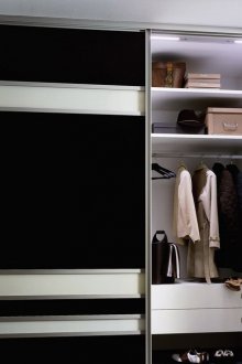 Гардероб в черно-бял коридор