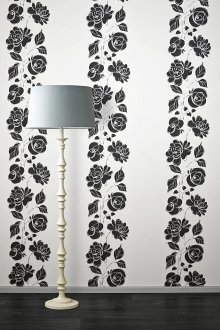 Черно-бели флорални тапети в коридора