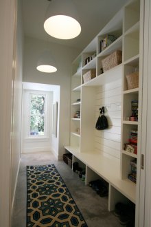 Черно-бял рустик коридор