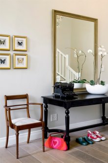 Черна маса в коридора