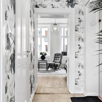 Черно-бели флорални тапети в коридора