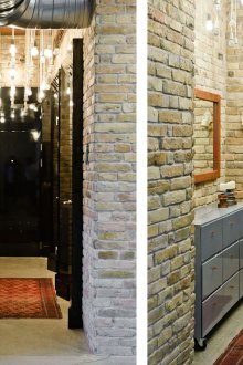 Черна лъскава врата в коридора