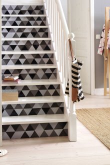 Черно-бяло стълбище в коридора