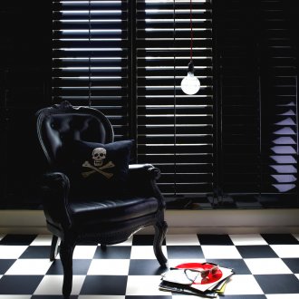 Черно-бял дизайн на коридора