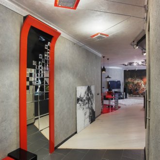 Черно-бяло антре с червени акценти