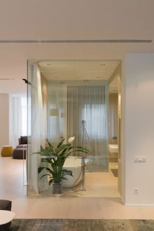 Стъклена преграда между дневната и банята