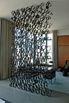 Стационарна декоративна преграда от стъкло и метал
