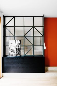 Преграда от матирано стъкло в апартамента