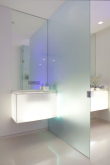 Преграда от матирано стъкло в банята