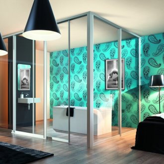 Стъклена преграда в банята и спалнята