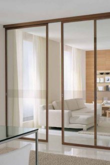 Стъклени врати към хола