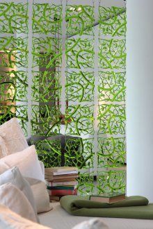 Стъклена висяща преграда в интериора