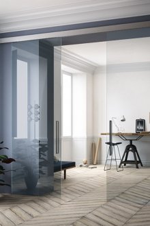 Прозрачни стъклени врати на шкафа